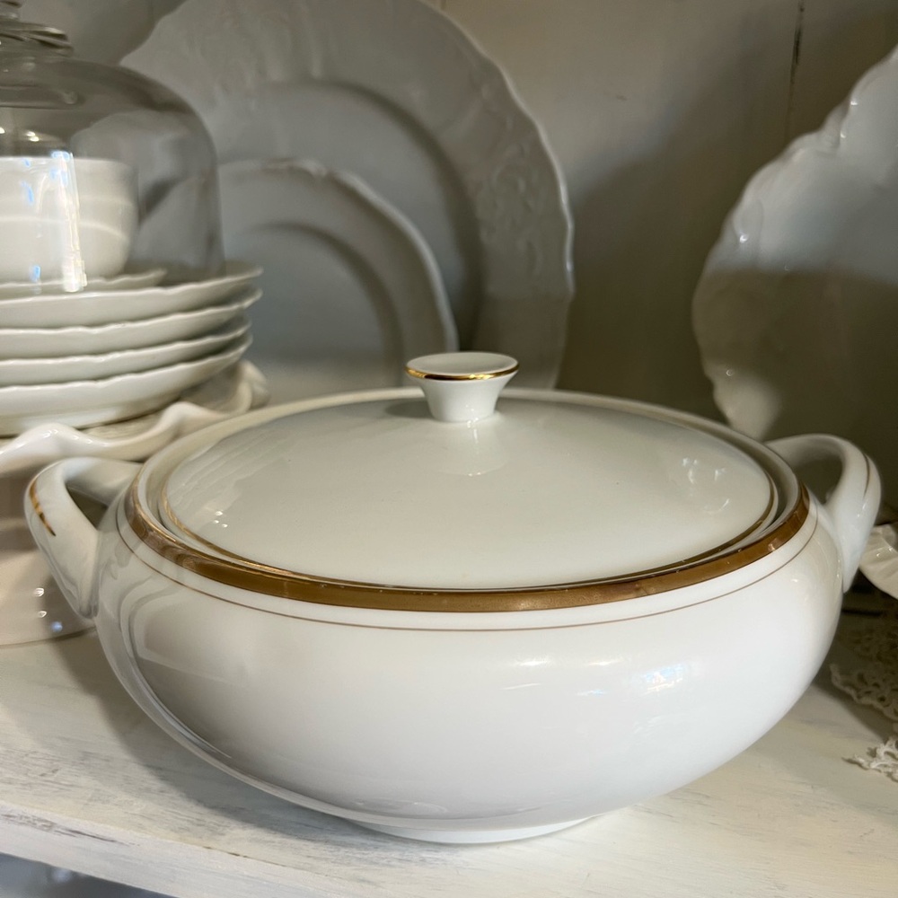 Royalton China Co. Made in Japan. Tureen